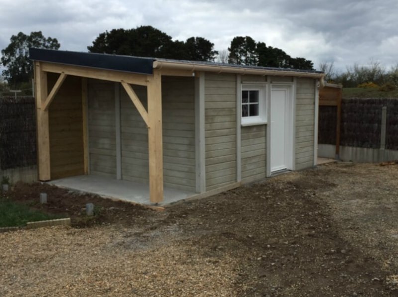 Abri de jardin en béton aspect bois 1 pente avec bûcher